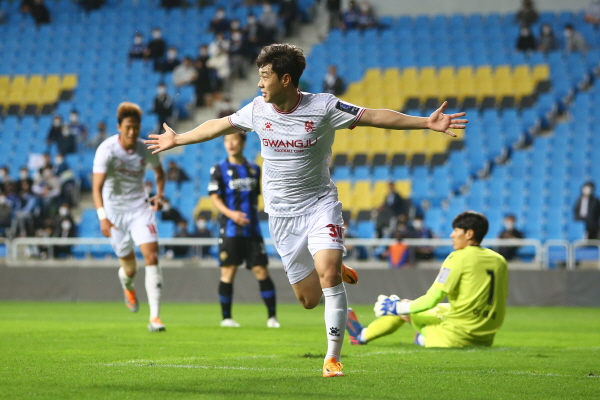 27일 인천축구전용경기장에서 열린 하나원큐 FA컵 3라운드에서 득점 후 세리머니를 펼치는 하승운. ⓒ광주FC 제공 27일 인천축구전용경기장에서 열린 하나원큐 FA컵 3라운드에서 득점 후 세리머니를 펼치는 하승운. ⓒ광주FC 제공