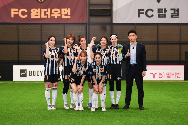 '골 때리는 그녀들'에 출연중인 FC아나콘다 선수단이 15일 수원FC의 홈경기에서 시축한다. ⓒ수원FC 제공 '골 때리는 그녀들'에 출연중인 FC아나콘다 선수단이 15일 수원FC의 홈경기에서 시축한다. ⓒ수원FC 제공