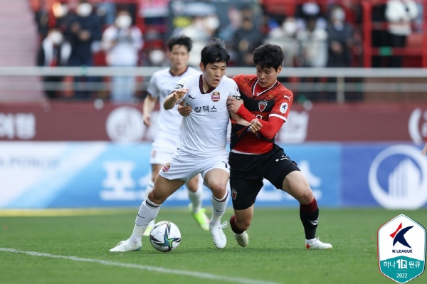 7라운드 맞대결에서 경합중인 서울 나상호(왼쪽)와 포항 박승욱. ⓒ연합뉴스=대한프로축구연맹 제공 7라운드 맞대결에서 경합중인 서울 나상호(왼쪽)와 포항 박승욱. ⓒ연합뉴스=대한프로축구연맹 제공