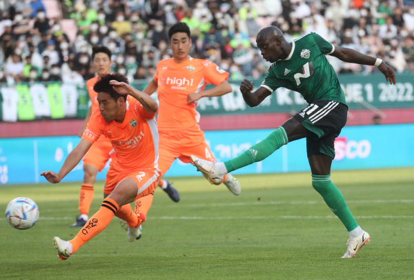 전북현대가 15일 강원FC와의 경기에서 1:1로 비겼다. 사진은 전북 바로우의 동점골 득점 장면. ⓒ연합뉴스 전북현대가 15일 강원FC와의 경기에서 1:1로 비겼다. 사진은 전북 바로우의 동점골 득점 장면. ⓒ연합뉴스