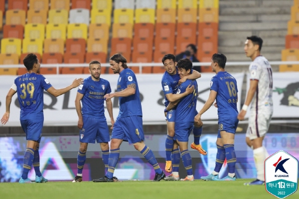 선제골을 기록한 이기제(왼쪽에서 4번째)를 축하해주는 수원 선수들 ⓒ연합뉴스=한국프로축구연맹 제공 선제골을 기록한 이기제(왼쪽에서 4번째)를 축하해주는 수원 선수들 ⓒ연합뉴스=한국프로축구연맹 제공