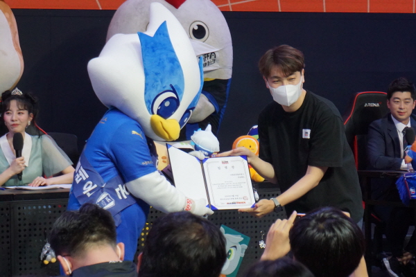 당선증을 받는 아길레온. ⓒ풋볼먼데이