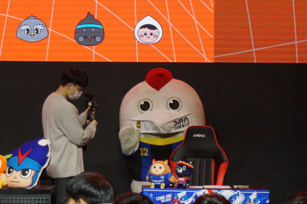 포즈를 취하고 있는 인천 마스코트 유티 ⓒ풋볼먼데이