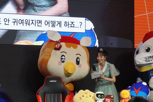 인터뷰 중인 헤르(왼쪽)와 장현정 아나운서(가운데)ⓒ풋볼먼데이