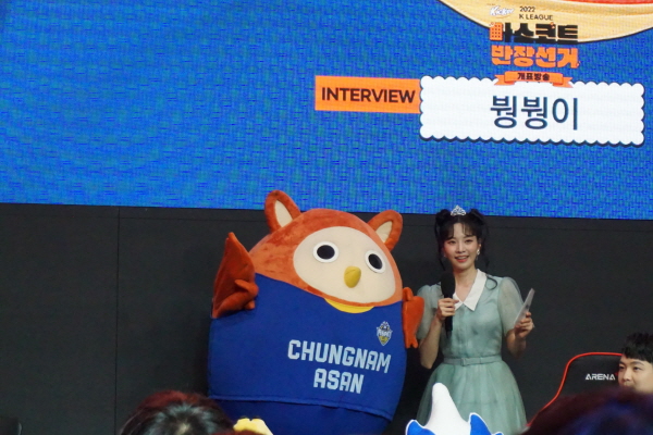 인터뷰 중인 붱붱이(왼쪽)와 장현정 아나운서(우) ⓒ풋볼먼데이