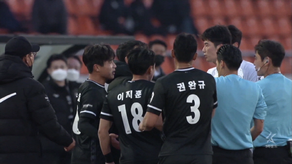 3라운드 맞대결에서 충돌한 성남의 주장 박수일(이지훈 왼쪽)과 서울의 주장 기성용(권완규 오른쪽) ⓒ팀트웰브=K리그 중계영상 캡쳐 3라운드 맞대결에서 충돌한 성남의 주장 박수일(이지훈 왼쪽)과 서울의 주장 기성용(권완규 오른쪽) ⓒ팀트웰브=K리그 중계영상 캡쳐