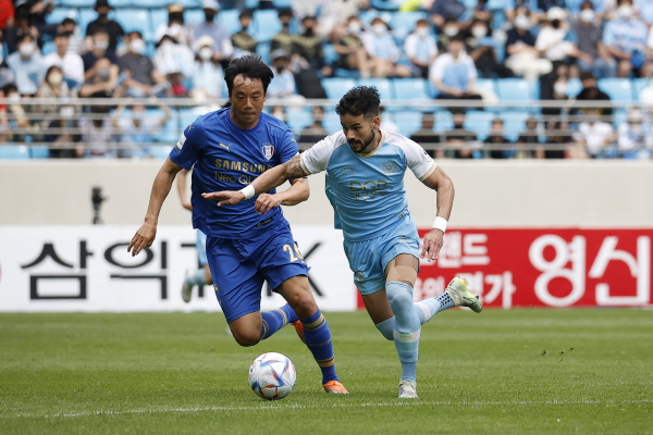 수원 염기훈(좌)과 경합중인 대구 세징야(우) ⓒ대구 FC 제공 수원 염기훈(좌)과 경합중인 대구 세징야(우) ⓒ대구 FC 제공