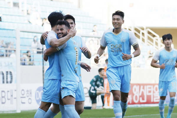 선제골 합작 후 포옹하는 김진혁(왼쪽첫번째)과 세징야(왼쪽두번째) ⓒ대구 FC 제공 선제골 합작 후 포옹하는 김진혁(왼쪽첫번째)과 세징야(왼쪽두번째) ⓒ대구 FC 제공