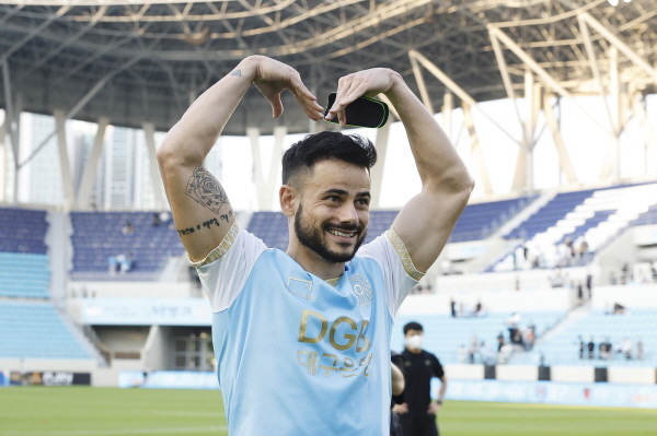 경기 후 하트 셀레브레이션을 날리는 세징야 ⓒ대구 FC 제공 경기 후 하트 셀레브레이션을 날리는 세징야 ⓒ대구 FC 제공