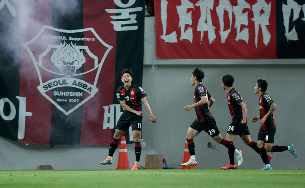 역전골을 넣고 기뻐하는 FC 서울의 조영욱(좌) ⓒ연합뉴스 역전골을 넣고 기뻐하는 FC 서울의 조영욱(좌) ⓒ연합뉴스
