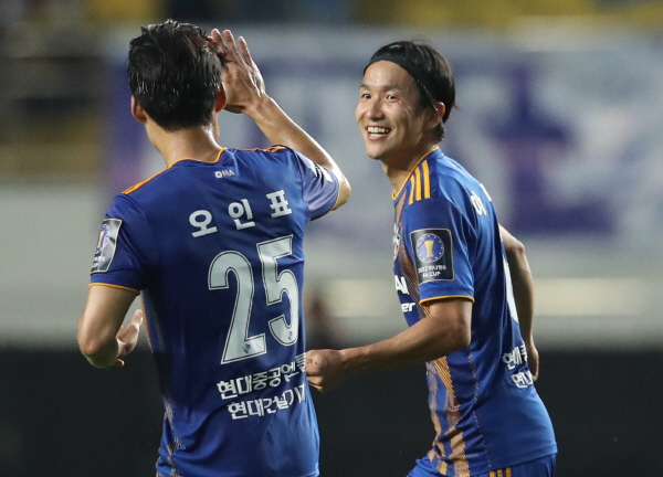 결승골을 터뜨린 울산 현대의 아마노(우) ⓒ연합뉴스 결승골을 터뜨린 울산 현대의 아마노(우) ⓒ연합뉴스