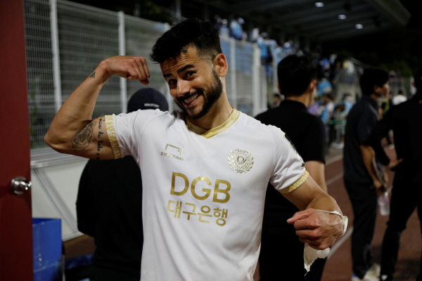 25일 펼쳐진 FA컵 4라운드 경기에서 승리 후 기뻐하는 대구 FC 세징야 ⓒ대구 FC 제공 25일 펼쳐진 FA컵 4라운드 경기에서 승리 후 기뻐하는 대구 FC 세징야 ⓒ대구 FC 제공