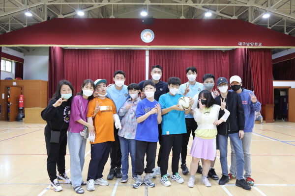 대구 FC 선수들과 남양학교 학생들. 뒷줄 왼쪽부터 최영은, 정태욱, 조진우 ©대구 FC 제공 대구 FC 선수들과 남양학교 학생들. 뒷줄 왼쪽부터 최영은, 정태욱, 조진우 ©대구 FC 제공