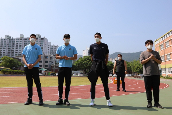 남양학교를 방문한 대구 FC 최영은(왼쪽), 조진우(왼쪽에서 두번째), 정태욱(오른쪽 두번째) ©대구 FC 제공 남양학교를 방문한 대구 FC 최영은(왼쪽), 조진우(왼쪽에서 두번째), 정태욱(오른쪽 두번째) ©대구 FC 제공