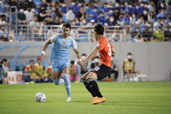 드리블 돌파를 시도하는 세징야(좌) ©대구 FC 제공 드리블 돌파를 시도하는 세징야(좌) ©대구 FC 제공