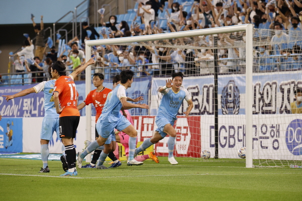 헤더 결승골을 터뜨리고 기뻐하는 조진우(오른쪽) ©대구 FC 제공 헤더 결승골을 터뜨리고 기뻐하는 조진우(오른쪽) ©대구 FC 제공
