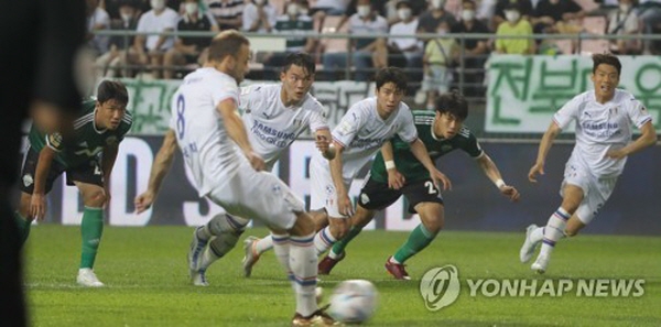 22일 전북과 수원 경기에서 패널티 킥을 시도하는 수원 사리치(왼쪽 두번째) ©연합뉴스=한국프로축구연맹 22일 전북과 수원 경기에서 패널티 킥을 시도하는 수원 사리치(왼쪽 두번째) ©연합뉴스=한국프로축구연맹