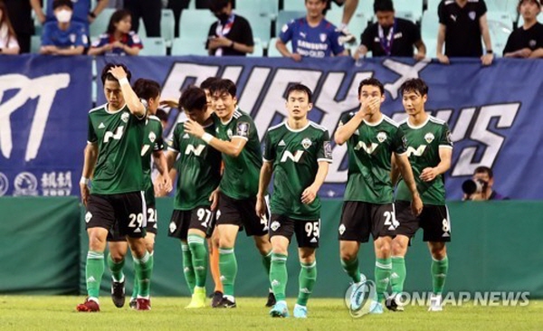 수원을 꺾고 준결승에 오른 전북 현대 선수들 ©연합뉴스=한국프로축구연맹 수원을 꺾고 준결승에 오른 전북 현대 선수들 ©연합뉴스=한국프로축구연맹
