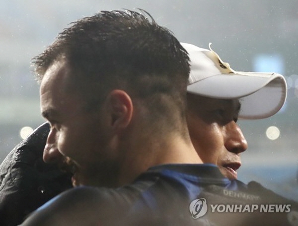故 유상철 전 인천 유나이티드 감독과 잔류 확정 후 포옹하는 스테판 무고사. ⓒ연합뉴스 ⓒ연합뉴스