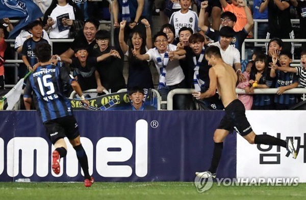 인천 팬들 앞에서 골 셀레브레이션(세리머니)을 펼치는 스테판 무고사. ⓒ연합뉴스 인천 팬들 앞에서 골 셀레브레이션(세리머니)을 펼치는 스테판 무고사. ⓒ연합뉴스