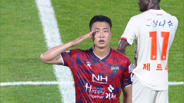 김천의 두 번째 골을 기록한 김지현(좌)이 거수경례를 하고 있다 ©팀 트웰브