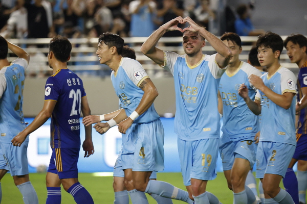 득점 후 하트 셀레브레이션을 하는 제카(오른쪽 4번째) ©대구 FC 제공 득점 후 하트 셀레브레이션을 하는 제카(오른쪽 4번째) ©대구 FC 제공