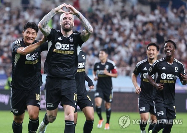 두번째 골을 성공시키고 환호하는 수원FC 소속 라스와 팀 K리그. ⓒ연합뉴스 두번째 골을 성공시키고 환호하는 수원FC 소속 라스와 팀 K리그. ⓒ연합뉴스