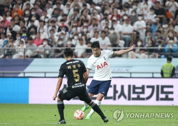 인천 유나이티드 소속 이명주를 앞에 두고 슛하는 토트넘 홋스퍼 손흥민. ⓒ연합뉴스 인천 유나이티드 소속 이명주를 앞에 두고 슛하는 토트넘 홋스퍼 손흥민. ⓒ연합뉴스