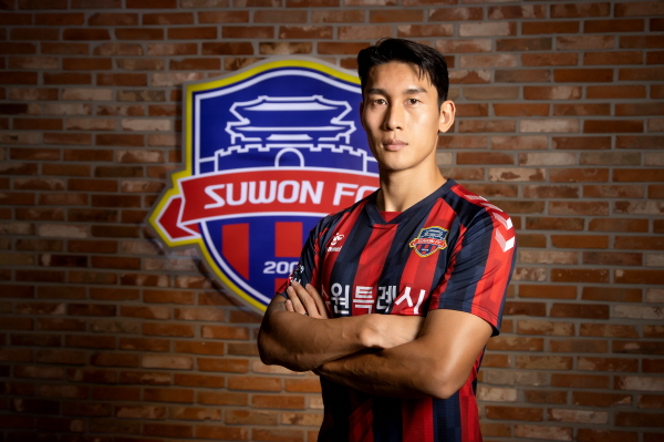 수원FC가 국가대표 수비수 이용(37)을 전북 현대에서 15일 영입했다. 수원FC가 국가대표 수비수 이용(37)을 전북 현대에서 15일 영입했다.