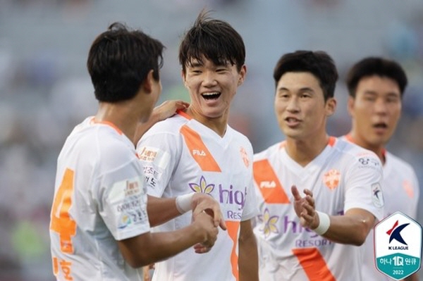 수원 FC전에서 2골 1도움을 기록한 양현준(왼쪽에서 2번째) ©연합뉴스=한국프로축구연맹 수원 FC전에서 2골 1도움을 기록한 양현준(왼쪽에서 2번째) ©연합뉴스=한국프로축구연맹