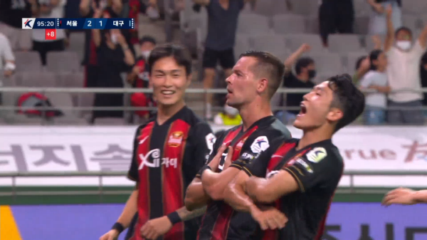 FC서울이 16일 ‘하나원큐 K리그1 2022’ 22라운드에서 여름 이적시장 막바지 영입한 공격수 일류첸코(가운데)의 극적 결승골로 대구FC에 승리했다. ⓒ팀트웰브 FC서울이 16일 ‘하나원큐 K리그1 2022’ 22라운드에서 여름 이적시장 막바지 영입한 공격수 일류첸코(가운데)의 극적 결승골로 대구FC에 승리했다. ⓒ팀트웰브