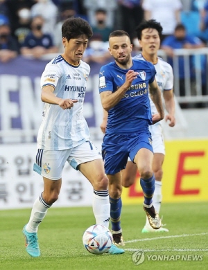 10라운드 울산과 수원의 경기에서 볼 다툼을 벌이고 있는 울산 이청용(좌)과 수원 사리치(가운데) ©연합뉴스=한국프로축구연맹
