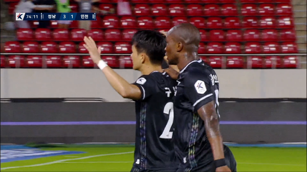 성남FC가 인천 유나이티드를 누르고 시즌 첫 홈 승리를 거뒀다. 팀의 3번째 골을 넣은 구본철(왼쪽)과 팔라시오스. ⓒ팀트웰브 성남FC가 인천 유나이티드를 누르고 시즌 첫 홈 승리를 거뒀다. 팀의 3번째 골을 넣은 구본철(왼쪽)과 팔라시오스. ⓒ팀트웰브