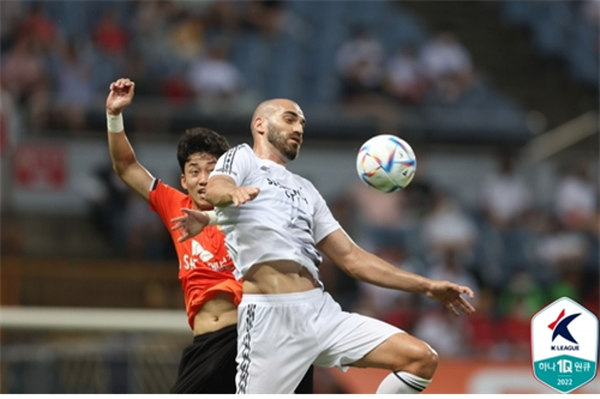 성남FC가 2일 제주월드컵경기장에서 열린 ‘하나원큐 K리그1 2022’ 26라운드 제주 유나이티드와의 경기에서 공격수 뮬리치의 멀티골을 앞세워 2:1로 승리했다. ⓒ연합뉴스=한국프로축구연맹 제공 성남FC가 2일 제주월드컵경기장에서 열린 ‘하나원큐 K리그1 2022’ 26라운드 제주 유나이티드와의 경기에서 공격수 뮬리치의 멀티골을 앞세워 2:1로 승리했다. ⓒ연합뉴스=한국프로축구연맹 제공