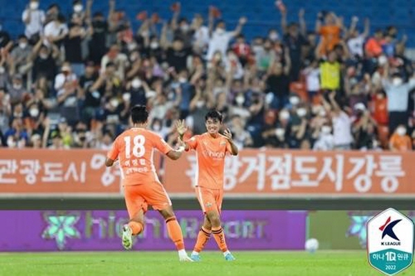 강원 양현준(우)이 선제골을 터뜨리고 기뻐하고 있다. 축하해주는 이정협(좌) ©연합뉴스=한국프로축구연맹 강원 양현준(우)이 선제골을 터뜨리고 기뻐하고 있다. 축하해주는 이정협(좌) ©연합뉴스=한국프로축구연맹