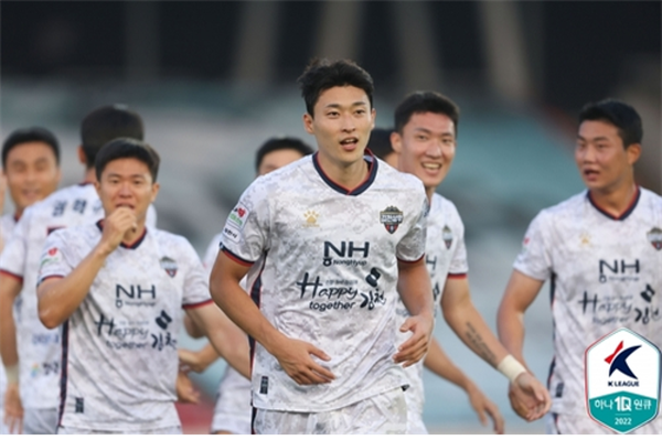 김천 상무가 5일 성남FC를 원정서 4:1로 크게 이겼다. 사진은 선제골을 넣은 김천 조규성. ⓒ연합뉴스=한국프로축구연맹 제공 김천 상무가 5일 성남FC를 원정서 4:1로 크게 이겼다. 사진은 선제골을 넣은 김천 조규성. ⓒ연합뉴스=한국프로축구연맹 제공