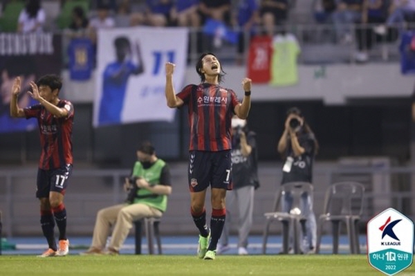 멀티골을 기록한 김현(우)이 선제골을 기록한 후 포효하과 있다 ⓒ연합뉴스=한국프로축구연맹 멀티골을 기록한 김현(우)이 선제골을 기록한 후 포효하과 있다 ⓒ연합뉴스=한국프로축구연맹