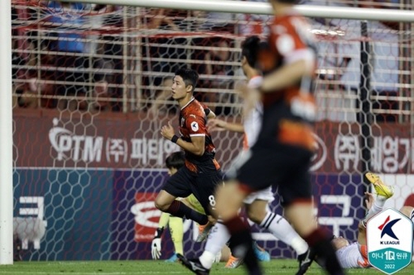 승리를 확정짓는 결승골을 터뜨린 허용준(좌) ⓒ연햡뉴스=한국프로축구연맹 제공