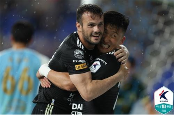 리그 선두 울산 현대 호랑이가 14일 홈에서 대구FC를 4:0으로 꺾었다. 사진은 세번째 골을 터뜨린 바코(왼쪽)와 도움을 기록한 김태환. ⓒ연합뉴스=한국프로축구연맹 제공 리그 선두 울산 현대 호랑이가 14일 홈에서 대구FC를 4:0으로 꺾었다. 사진은 세번째 골을 터뜨린 바코(왼쪽)와 도움을 기록한 김태환. ⓒ연합뉴스=한국프로축구연맹 제공