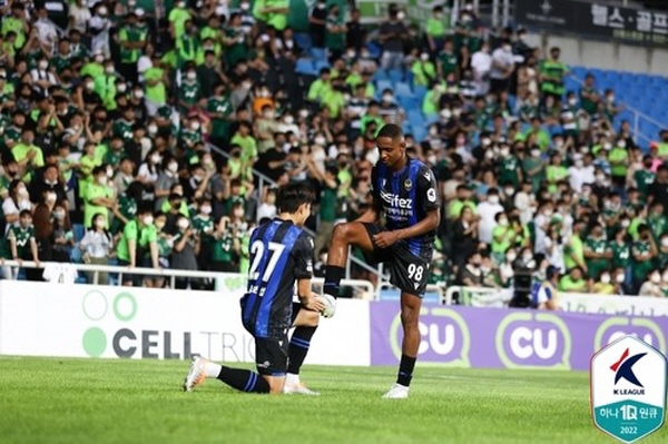 동점골을 터뜨리고 셀레브레이션 중인 에르난데스(우) ©연합뉴스=한국프로축구연맹 동점골을 터뜨리고 셀레브레이션 중인 에르난데스(우) ©연합뉴스=한국프로축구연맹