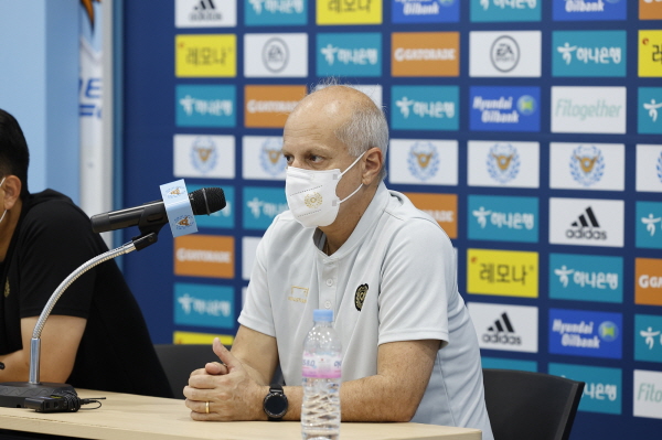 감독직을 자진 사임한 대구 FC 알렉산더 가마 감독 ©대구 FC 제공 감독직을 자진 사임한 대구 FC 알렉산더 가마 감독 ©대구 FC 제공