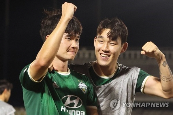 전북이 대구를 2:1로 꺾으면서 '2022 아시아챔피언스리그(ACL)' 8강전에 진출했다. 결승골을 기록한 김진규(왼쪽)와 선제골을 기록한 송민규(오른쪽)가 승리를 기뻐하고 있다. ©연합뉴스=AFP 전북이 대구를 2:1로 꺾으면서 '2022 아시아챔피언스리그(ACL)' 8강전에 진출했다. 결승골을 기록한 김진규(왼쪽)와 선제골을 기록한 송민규(오른쪽)가 승리를 기뻐하고 있다. ©연합뉴스=AFP