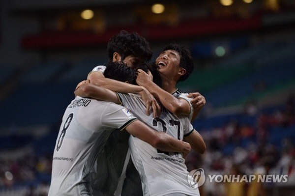 전북 현대가 '2022 AFC 챔피언스리그(ACL)' 8강전에서 비셀 고베를 3:1로 꺾으면서 4강에 진출했다. 사진은 승리 확정 후 기뻐하는 전북 선수들 ©연합뉴스 전북 현대가 '2022 AFC 챔피언스리그(ACL)' 8강전에서 비셀 고베를 3:1로 꺾으면서 4강에 진출했다. 사진은 승리 확정 후 기뻐하는 전북 선수들 ©연합뉴스