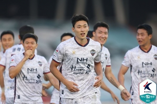 전역 후 원 소속팀 전북으로 복귀하는 조규성(가운데) ©연합뉴스=한국프로축구연맹 제공 전역 후 원 소속팀 전북으로 복귀하는 조규성(가운데) ©연합뉴스=한국프로축구연맹 제공