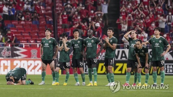 전북이 '2022 AFC 챔피언스리그' 우라와와의 4강전에서 승부차기 끝에 패했다. 사진은 패배를 아쉬워 하는 전북 선수들 ©연합뉴스 제공 전북이 '2022 AFC 챔피언스리그' 우라와와의 4강전에서 승부차기 끝에 패했다. 사진은 패배를 아쉬워 하는 전북 선수들 ©연합뉴스 제공