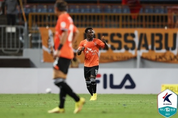 23R 울산과의 경기에서 동점골을 터뜨린 제르소(오른쪽) ©연합뉴스=한국프로축구연맹 제공 23R 울산과의 경기에서 동점골을 터뜨린 제르소(오른쪽) ©연합뉴스=한국프로축구연맹 제공