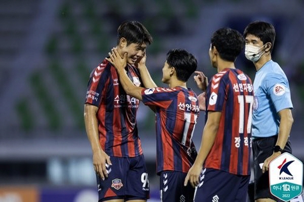 29라운드 경기에서 수원 FC가 제주 유나이티드와 2:2 무승부를 기록했다. 사진은 프로 데뷔골을 터뜨린 이영준(왼쪽)과 축하해주는 이승우(왼쪽에서 두번째) ©연합뉴스=한국프로축구연맹 제공 29라운드 경기에서 수원 FC가 제주 유나이티드와 2:2 무승부를 기록했다. 사진은 프로 데뷔골을 터뜨린 이영준(왼쪽)과 축하해주는 이승우(왼쪽에서 두번째) ©연합뉴스=한국프로축구연맹 제공
