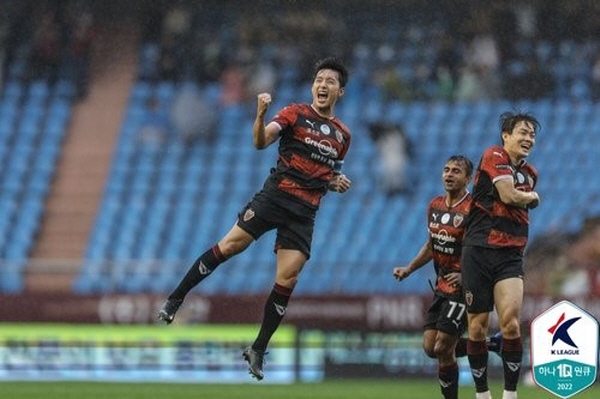 3일 포항 스틸야드에서 펼쳐진 '하나원큐 K리그1 2022' 29R 포항과 대구의 경기에서 포항은 대구에 4:1로 승리했다. 선제골을 기록한 포항 신진호(좌)가 환호하고 있다 ©연합뉴스=한국프로축구연맹 제공 3일 포항 스틸야드에서 펼쳐진 '하나원큐 K리그1 2022' 29R 포항과 대구의 경기에서 포항은 대구에 4:1로 승리했다. 선제골을 기록한 포항 신진호(좌)가 환호하고 있다 ©연합뉴스=한국프로축구연맹 제공