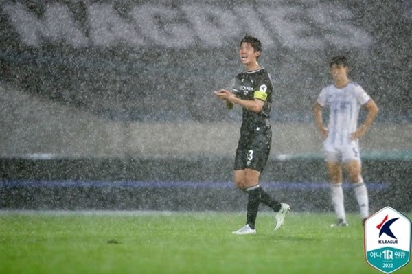 4일 폭우속에 진행된 '하나원큐 K리그1 2022' 성남 FC와 울산 현대의 경기에서 성남은 2:0으로 승리했다. 선제 결승골을 터뜨린 김민혁(좌)이 선수들을 독려하고 있다. ©연합뉴스=한국프로축구연맹 제공