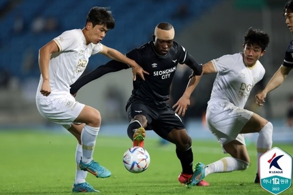 7일 DGB 대구은행파크에서는 '하나원큐 K리그1 2022' 30라운드 대구 FC와 성남 FC의 경기가 펼쳐진다. 성남 팔라시오스(가운데)가 지난 16라운드 경기에서 볼 소유권을 경합하고 있다. ©연합뉴스=한국프로축구연맹 제공